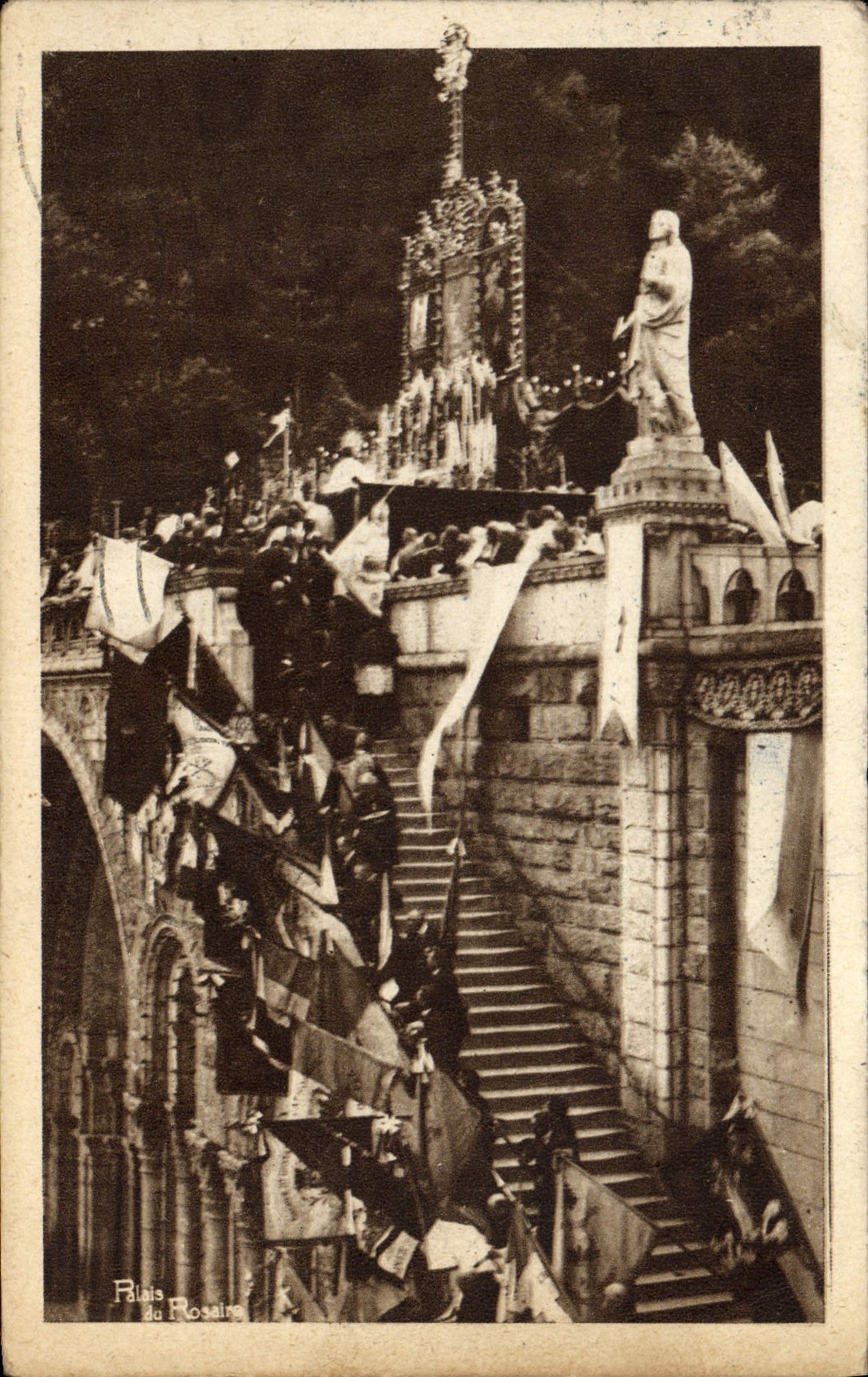 CPA Lourdes Les escaliers de la basilique 