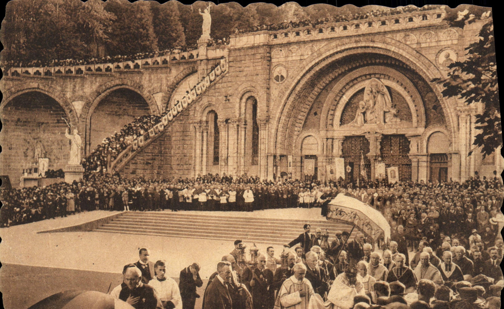 CPA Lourdes Benediction des Malades Devant le Rosaire