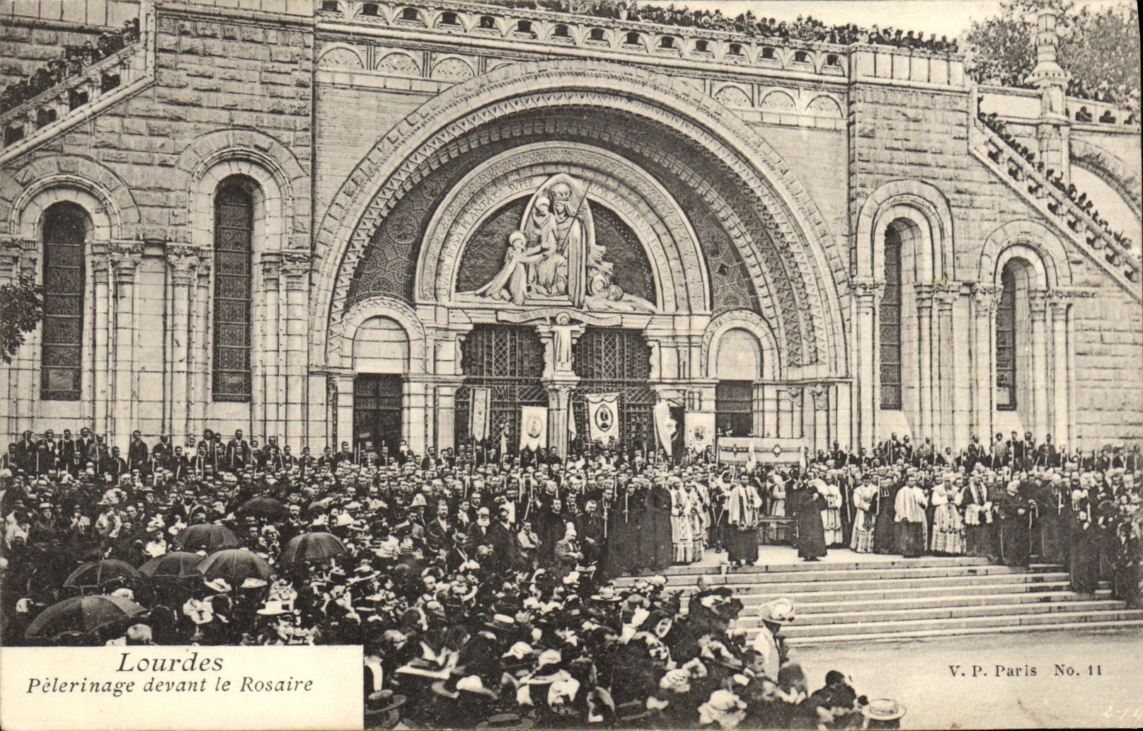 VINTAGE POSTCARD Heavy Pilgrimage in front of the Rosary