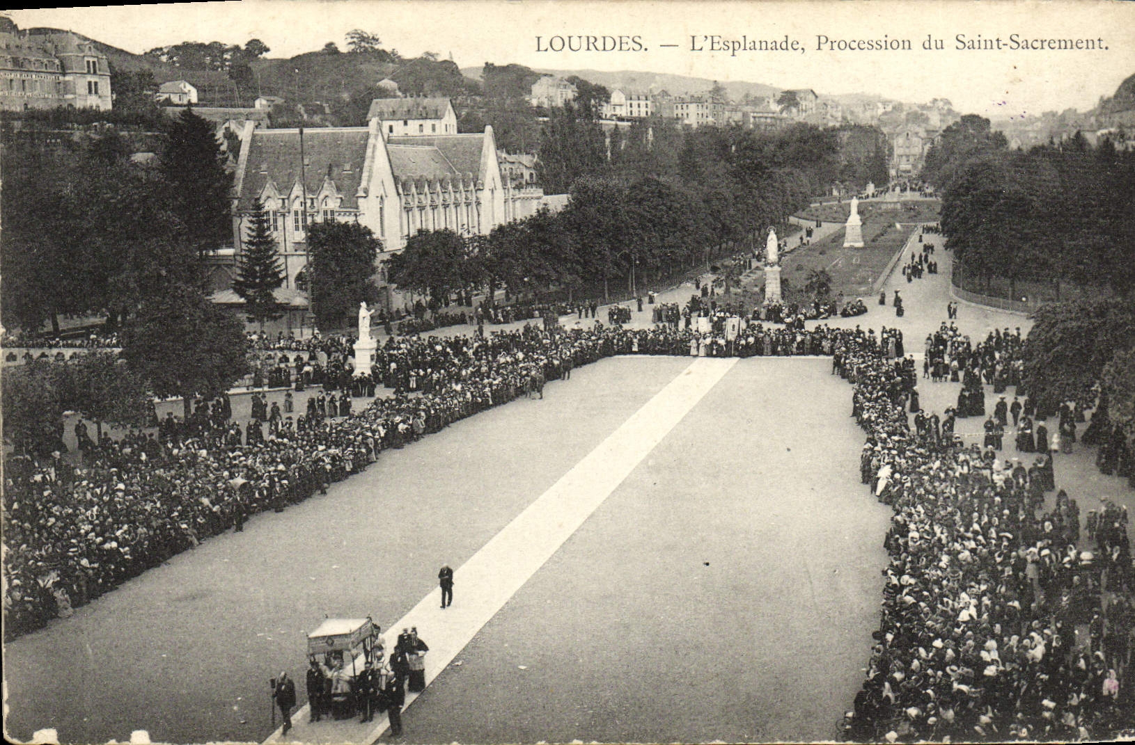 VINTAGE POSTCARD Heavy the Esplanade Procession of Blessed Sacrament