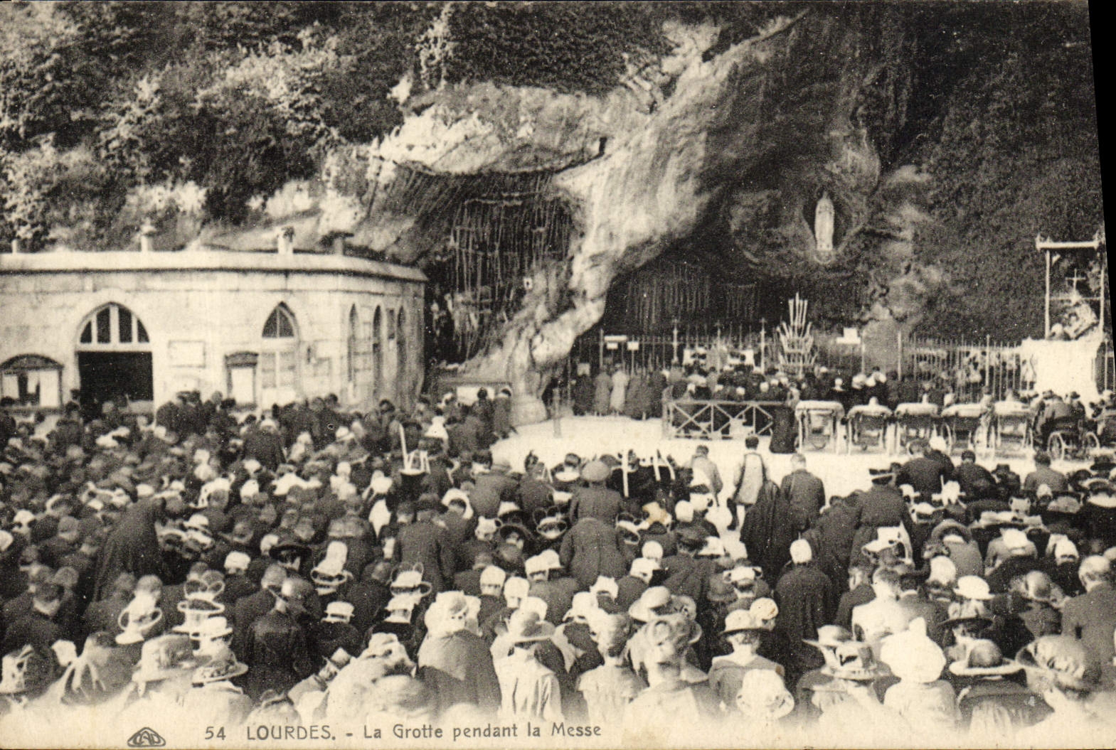 CPA Lourdes La Grotte Pendant la Messe