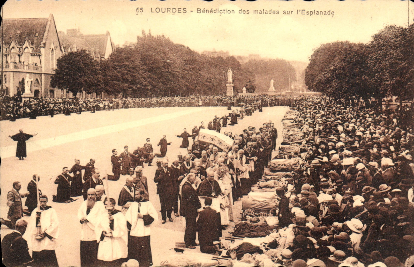 CPA Lourdes Benediction des Malades Sur L'Esplanade