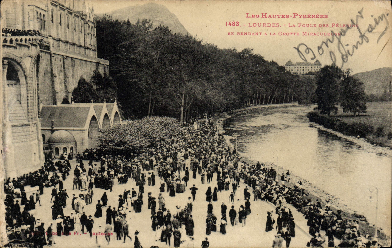 CPA Lourdes La foule des pelerins se rendant a la grotte miraculeuse