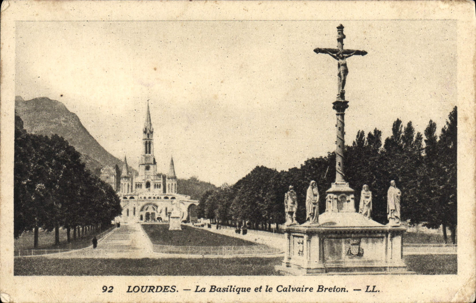 CPA Lourdes La Basilique et le Calvaire Breton