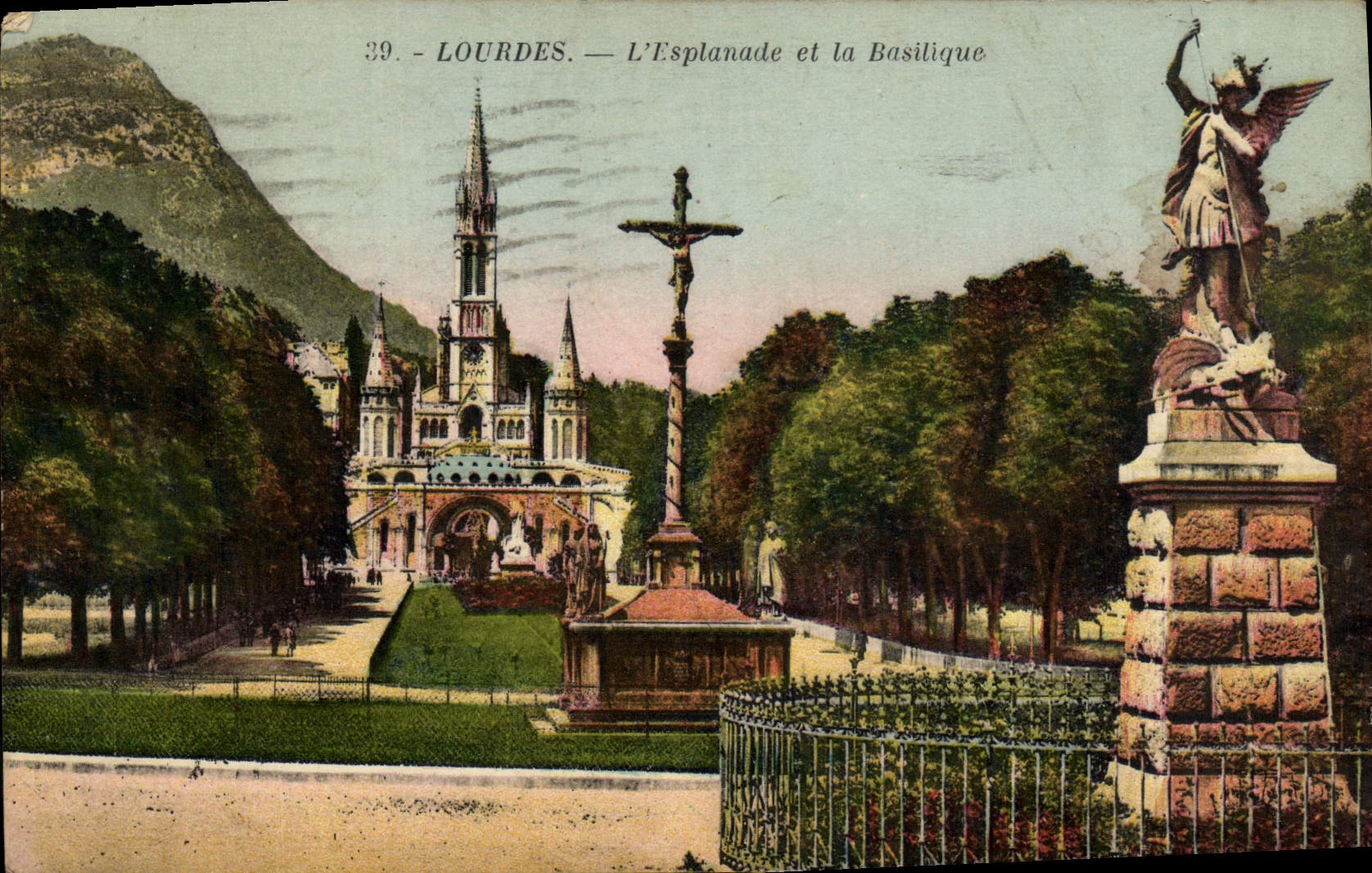 CPA Lourdes L'Esplanade et la Basilique