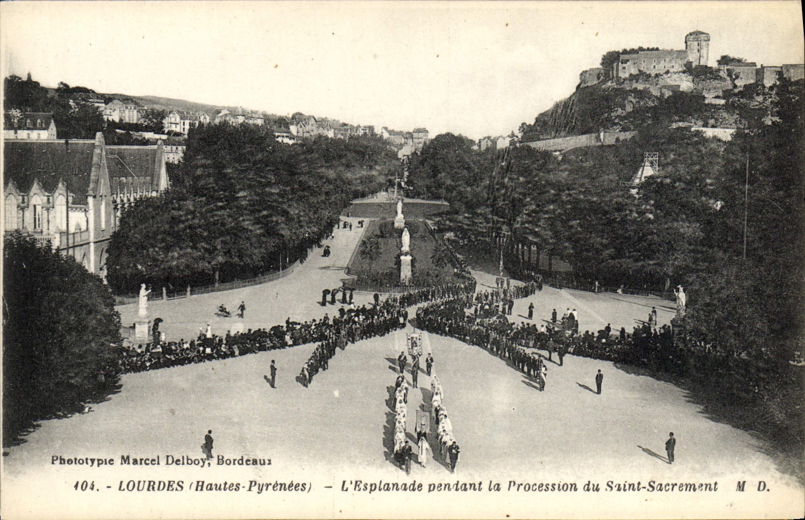 VINTAGE POSTCARD Heavy the esplanade during the procession of Blessed Sacrament