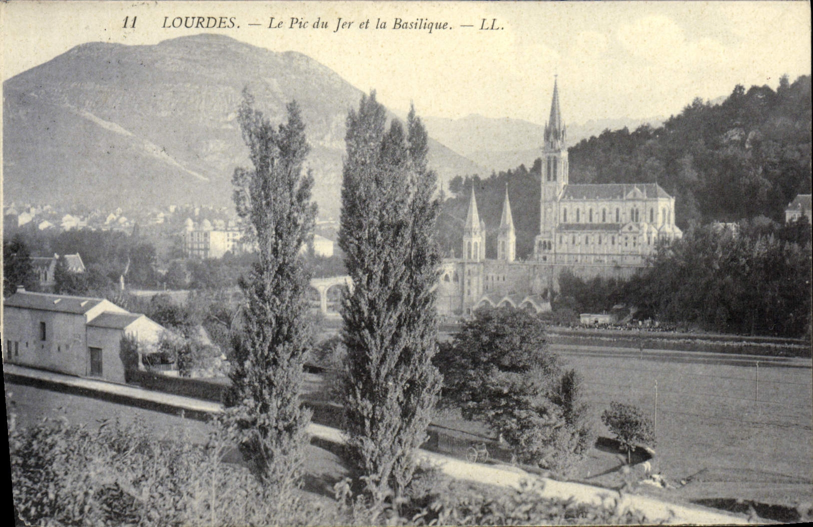 CPA Lourdes Le Pic du Jer et la Basilique