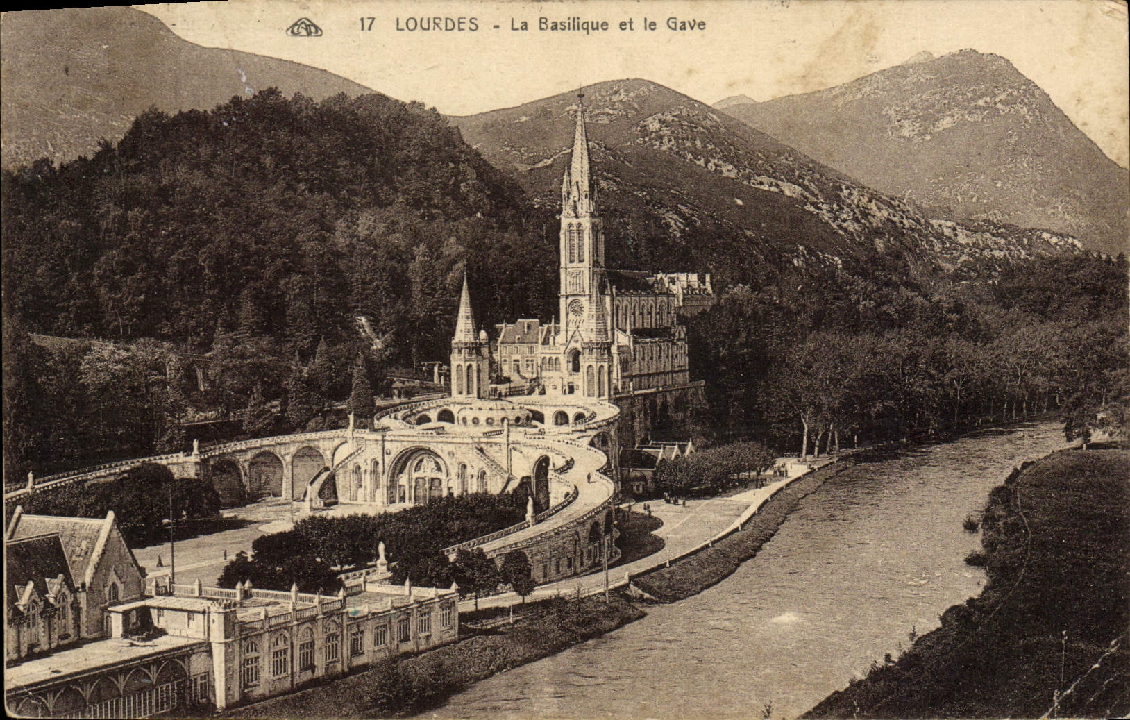 CPA Lourdes La Basilique et le Gave