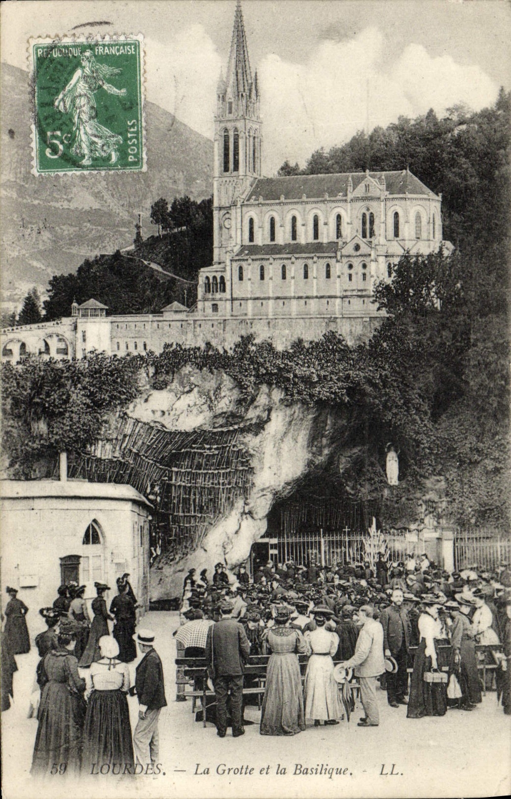 CPA Lourdes La Grotte et la Basilique
