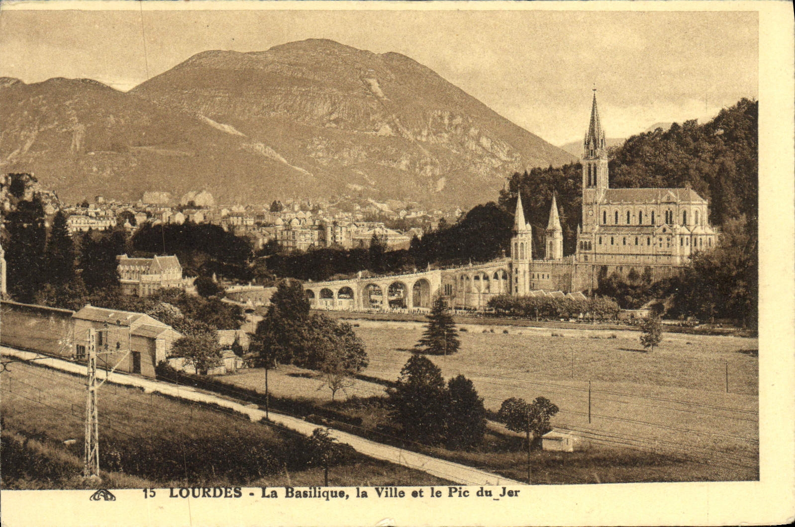 CPA Lourdes La Basilique La Ville et le Pic du Jer