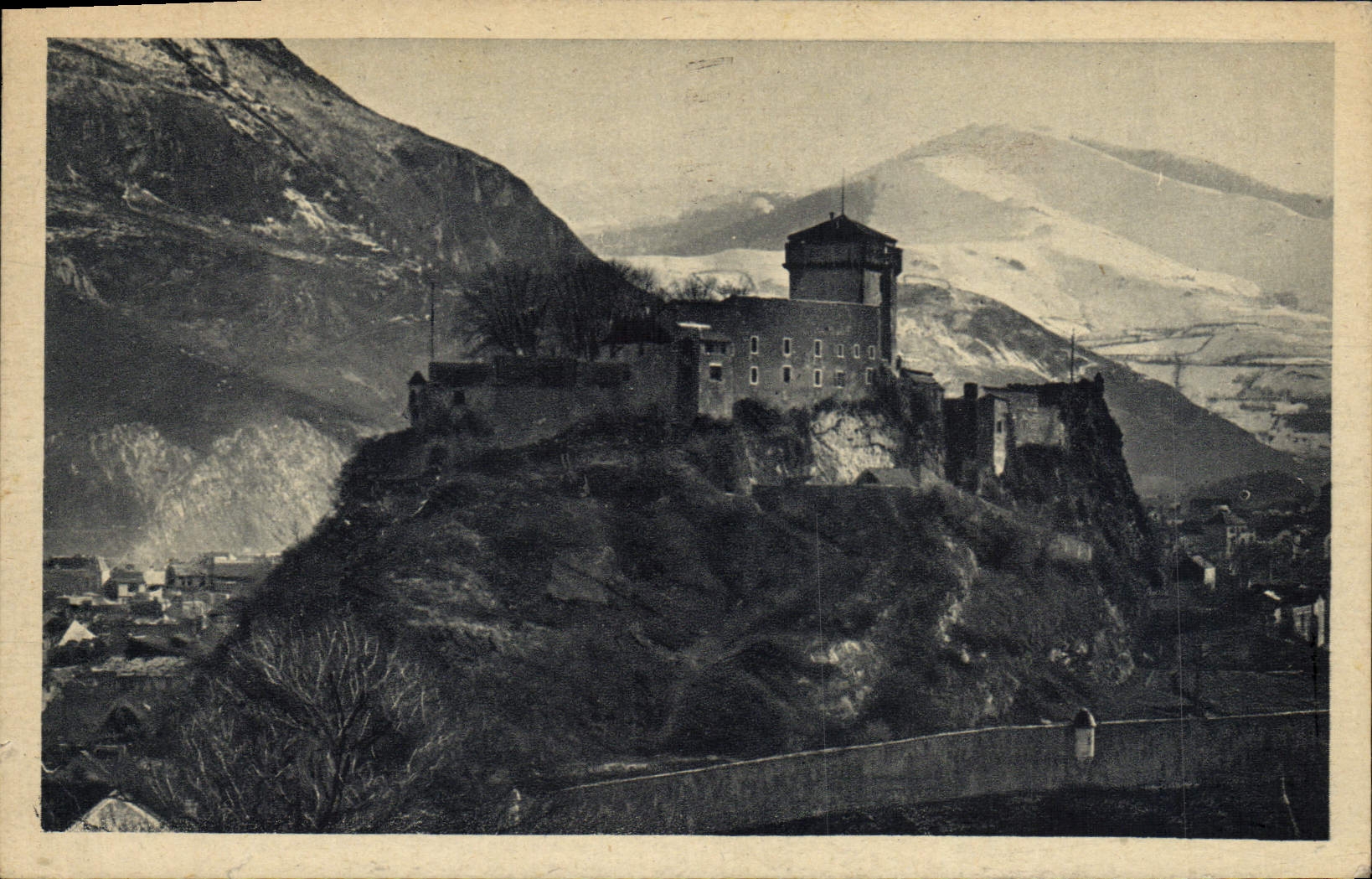 CPA Lourdes Le Chateau Fort et les Montagnes