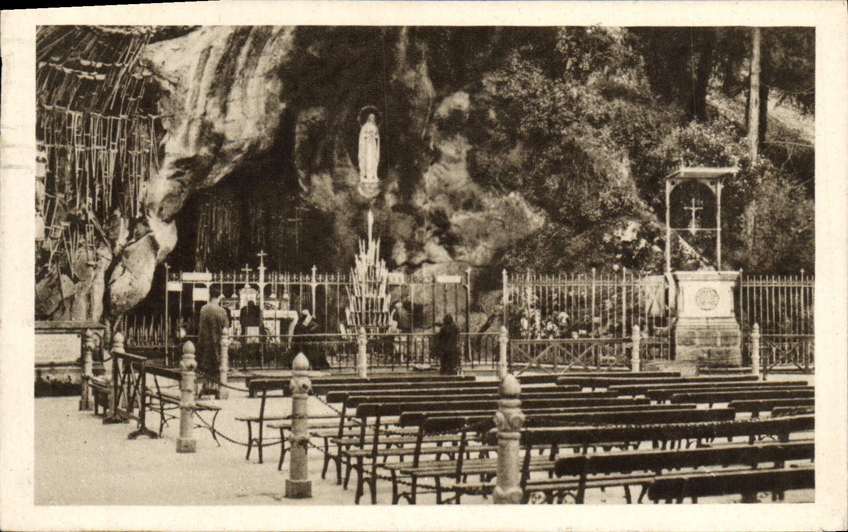 CPA Lourdes La Grotte Miraculeuse