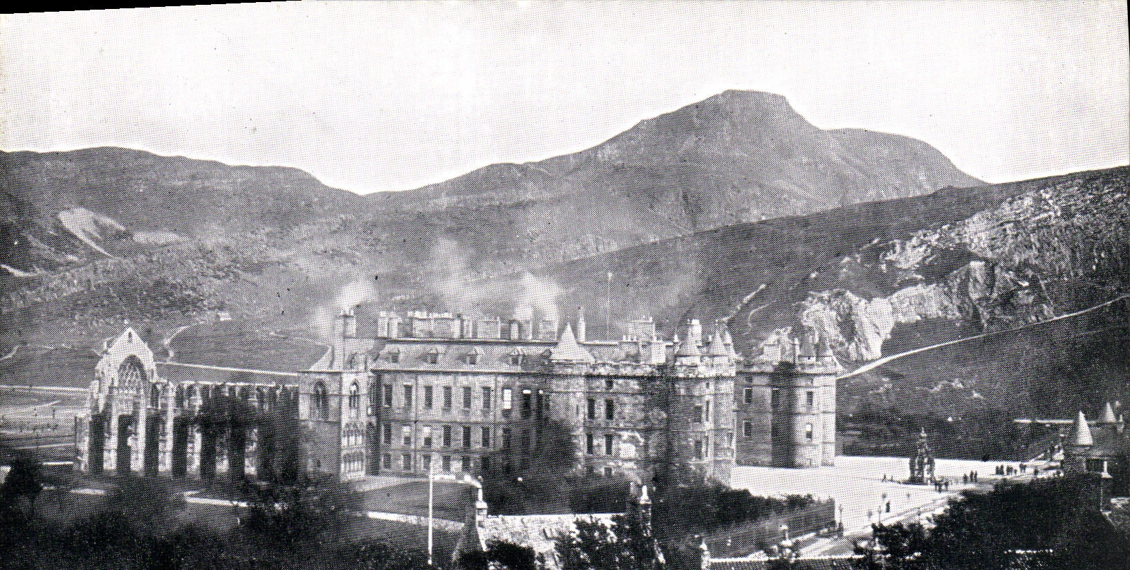 VINTAGE POSTCARD Holyrood De luxe hotel & Arthur' S seat Edinburgh