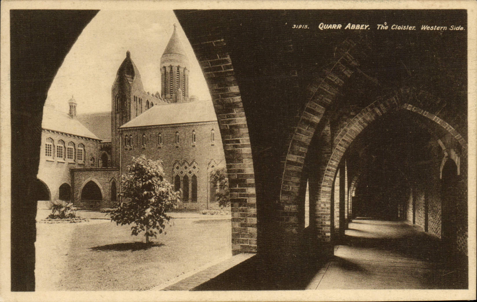 Abadía de Quarr de la POSTAL de la VENDIMIA el occidental lateral de Cloises