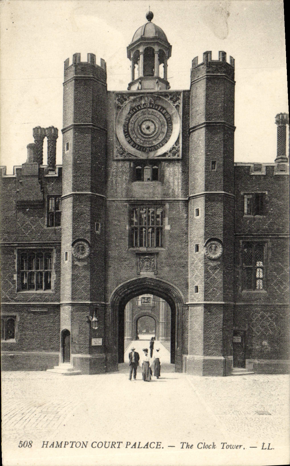 VINTAGE POSTCARD Hampton Court De luxe hotel The clock Tower
