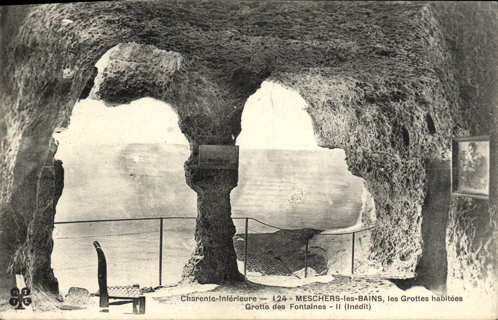 VINTAGE POSTCARD Meschers les Bains the Habitees Caves