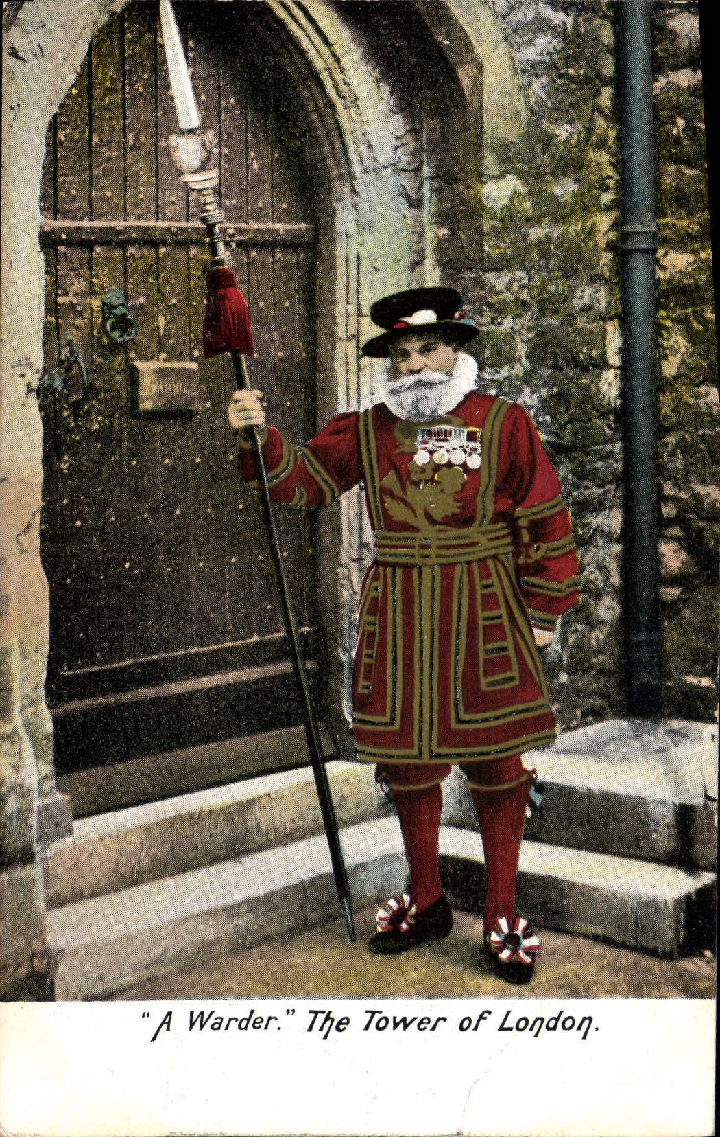 VINTAGE POSTCARD London has off Warder The Tower London Militaria