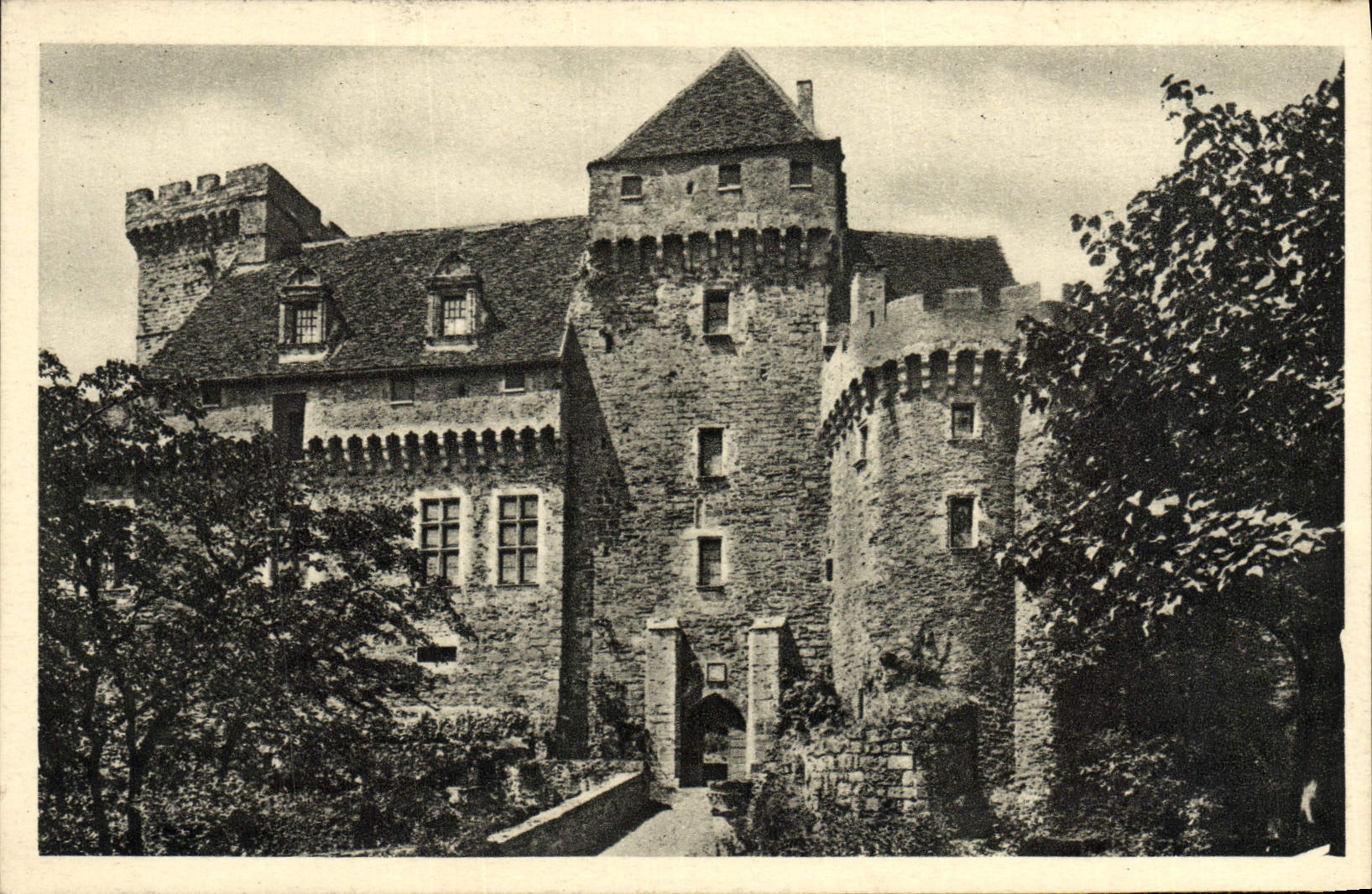 VINTAGE POSTCARD Castelnau Bretenoux Castle