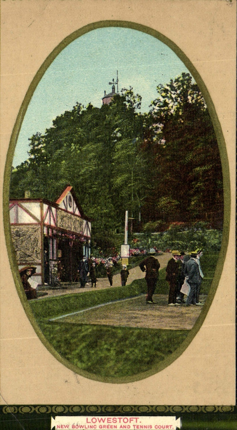 VINTAGE POSTCARD Lowestoft New Bowling Green And Short Tennis