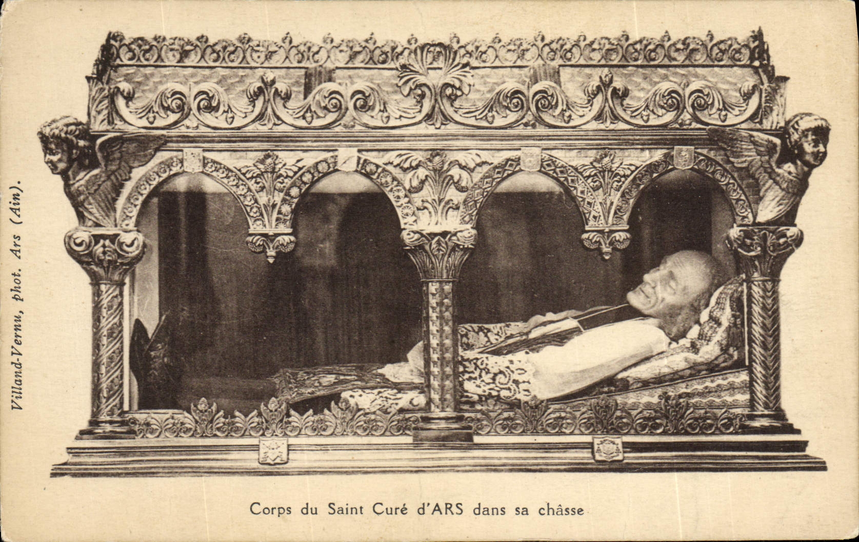 VINTAGE POSTCARD of Ars In its Hunting Body of the Saint Cleans