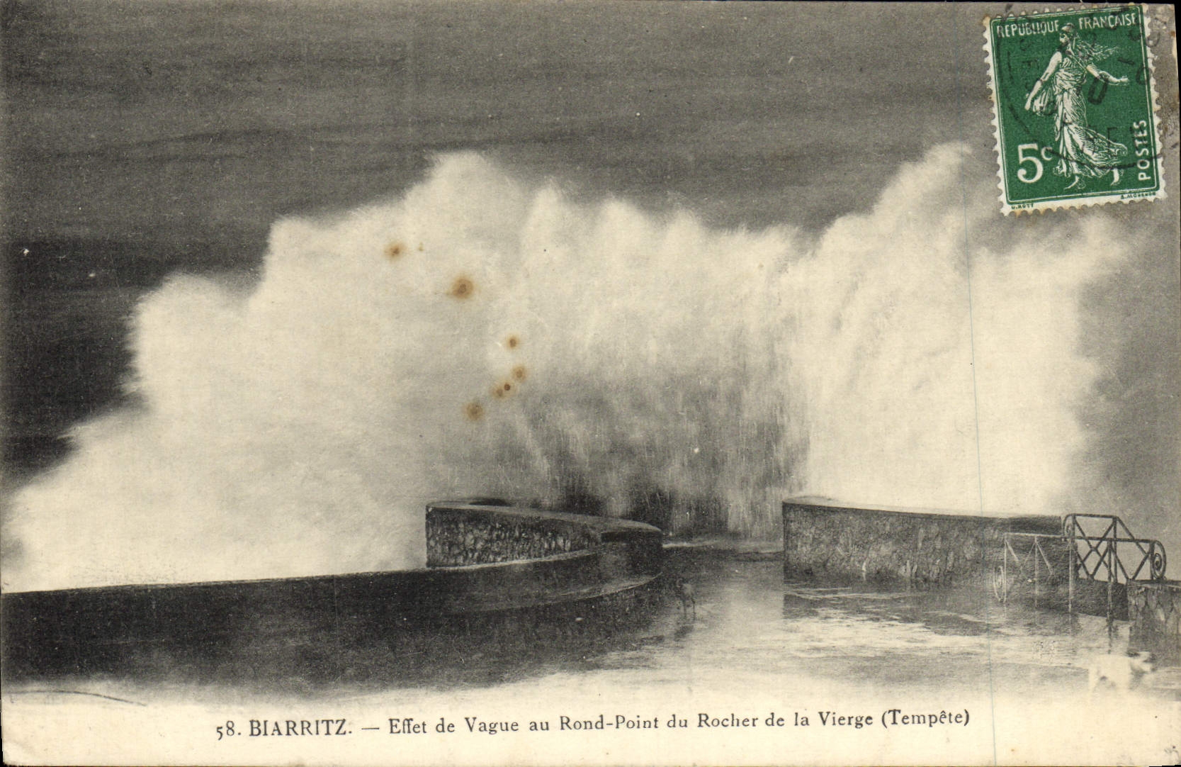 CPA Biarritz Effet de Vague au Rond Point du Rocher de la Vierge