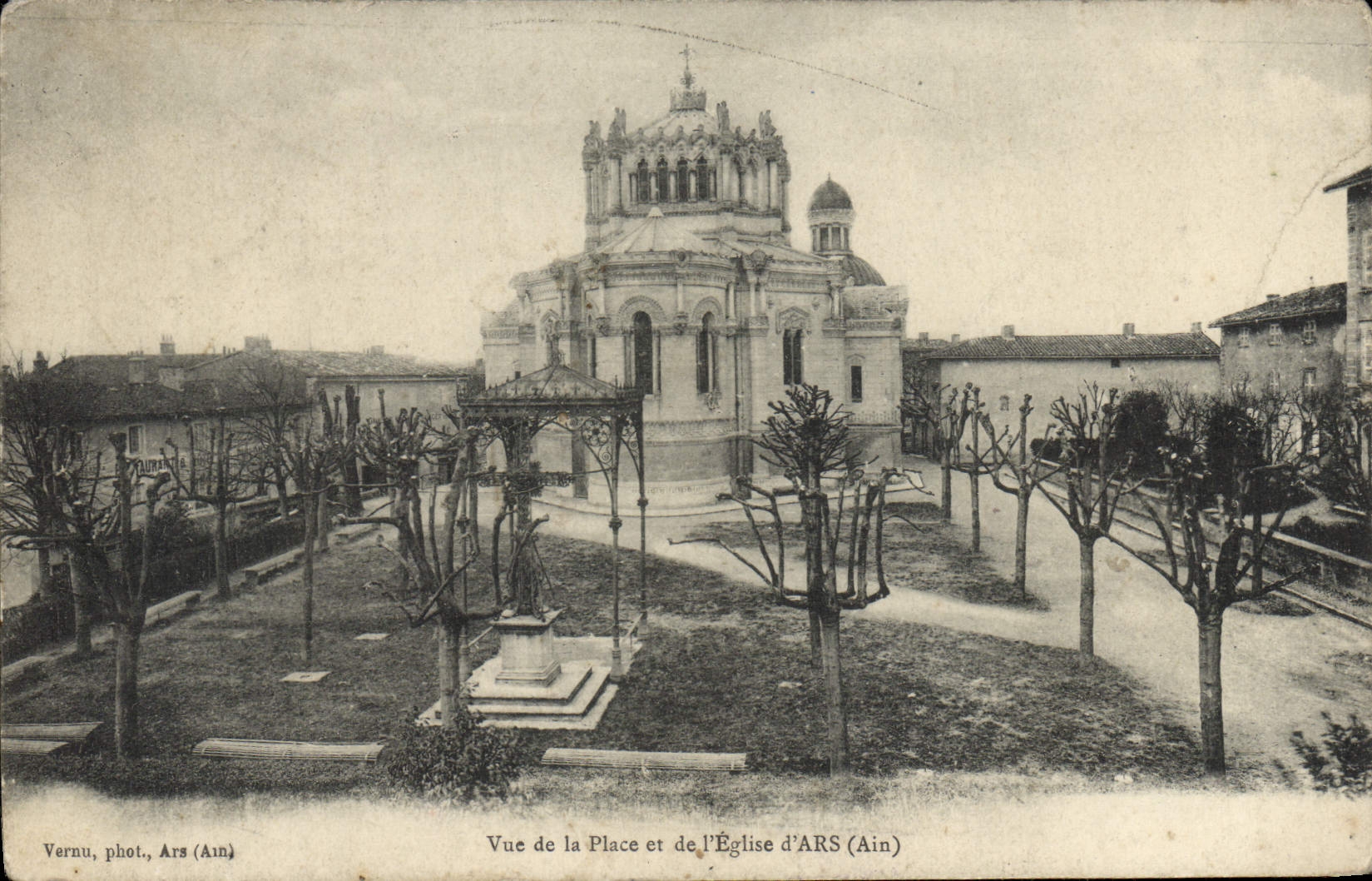 VINTAGE POSTCARD \ Ars ue Of the Place and the Church