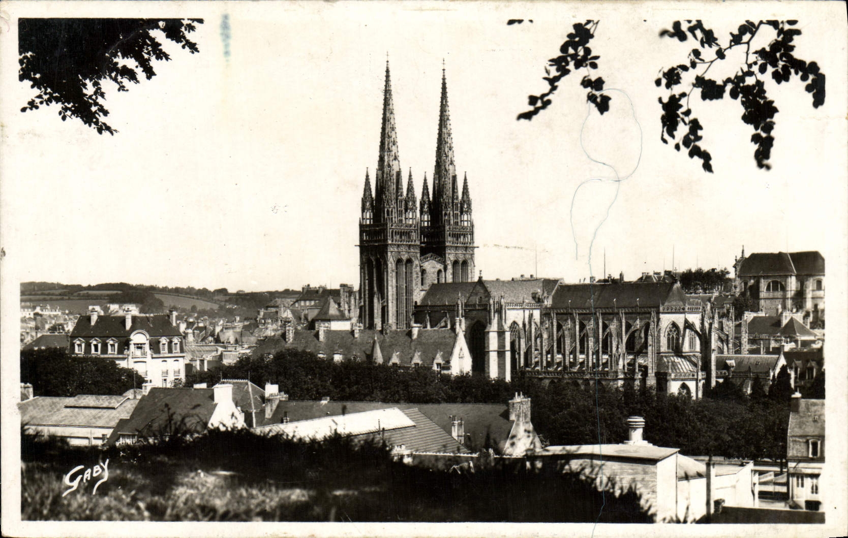 MODERN CARD Quimper arrows and the apse of the Cathedral