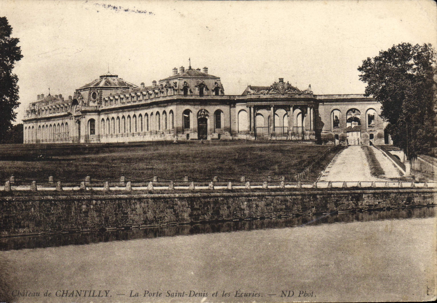 CPA Chantilly La Porte Saint Denis et les ecuries