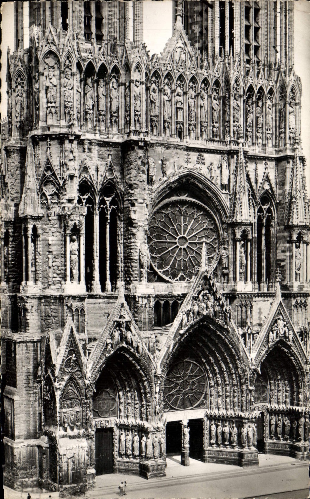 CPM Reims La Cathedrale La facade