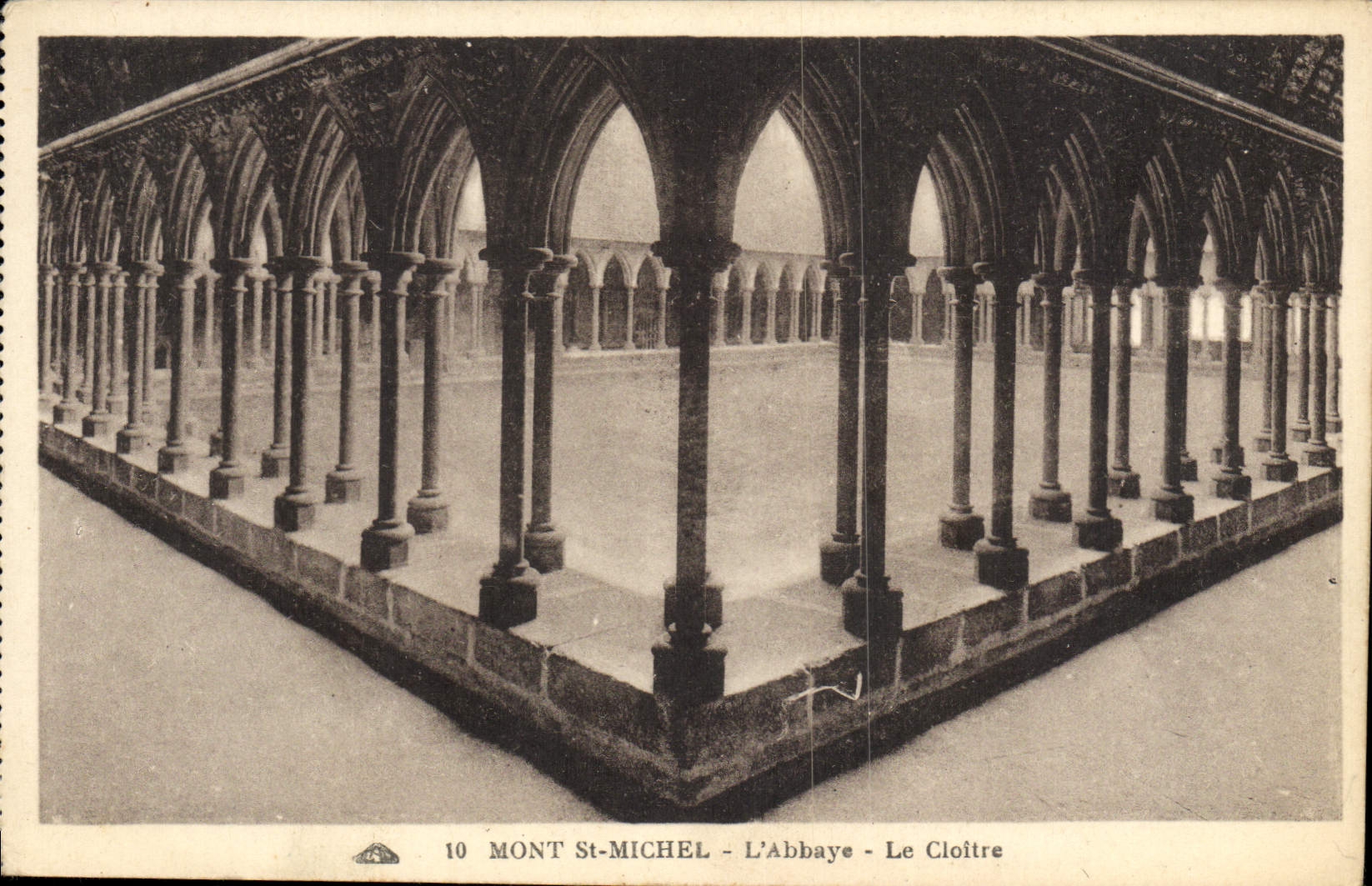 CPA Mont st Michel L'Abbaye Le Cloitre