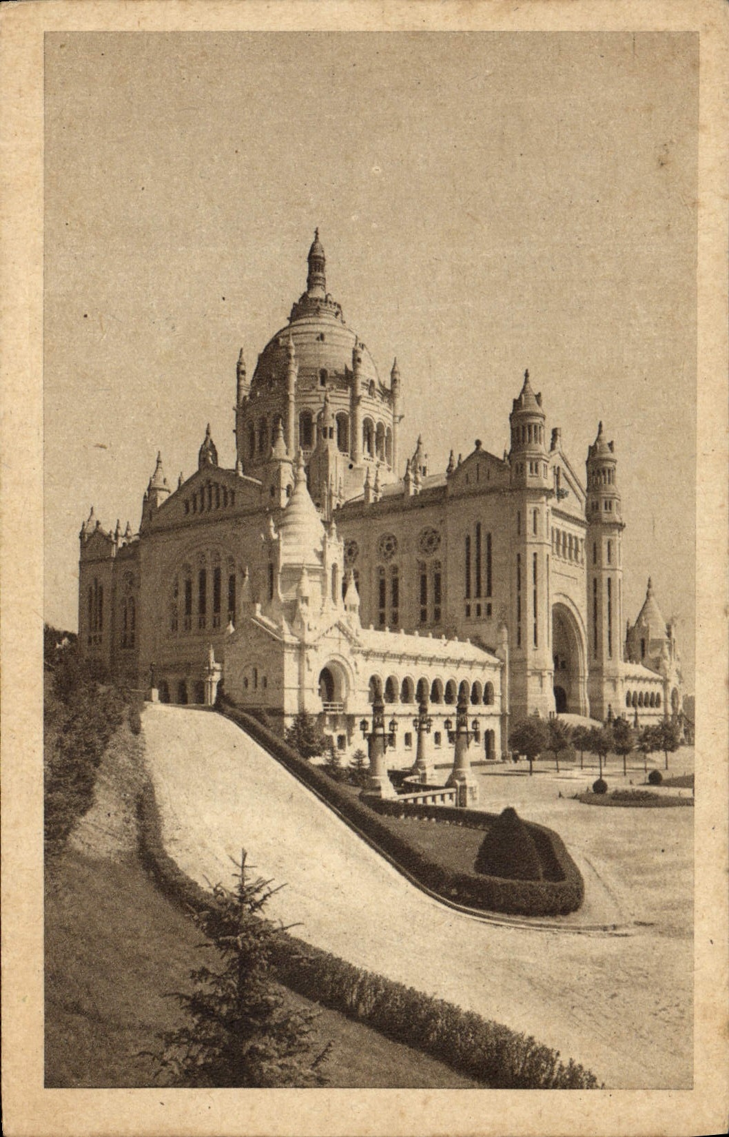 VINTAGE POSTCARD the Basilica De Lisieux Parspective Of the Entry Of the Square