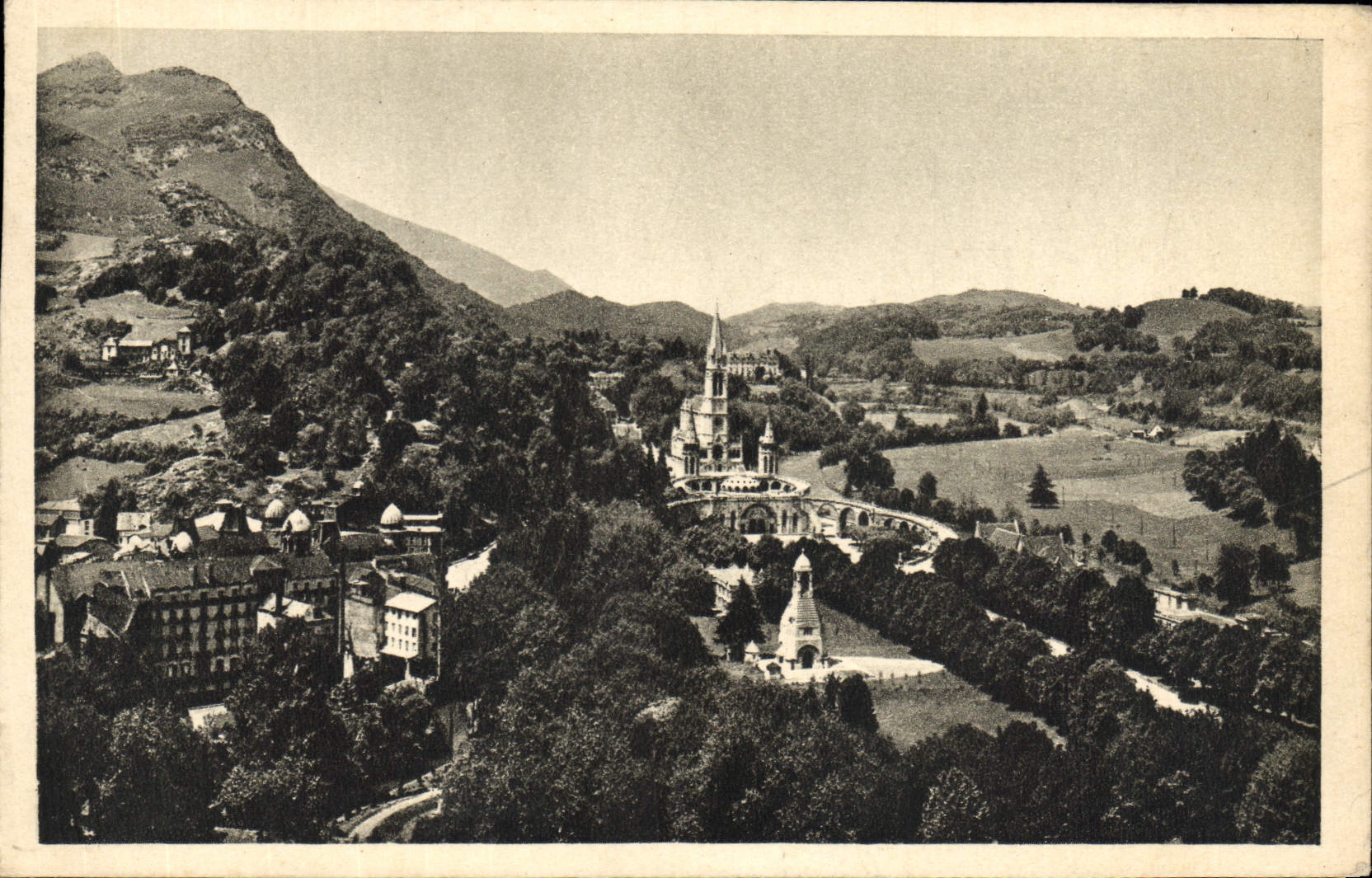CPA Lourdes La Basilique Et Le Calvaire Vus Du Chateau Fort