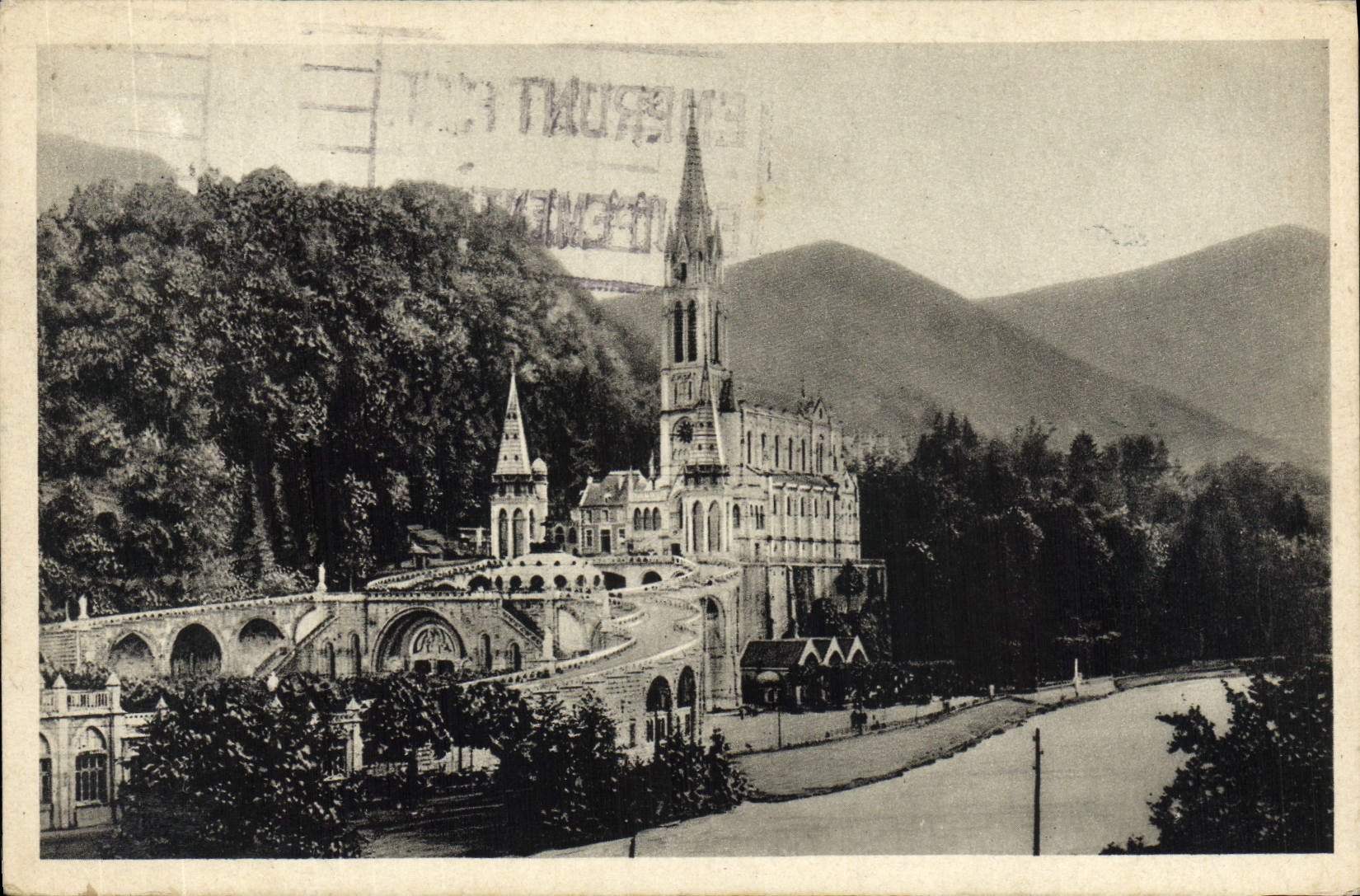 CPA Lourdes La Basilique Et Les Piscines