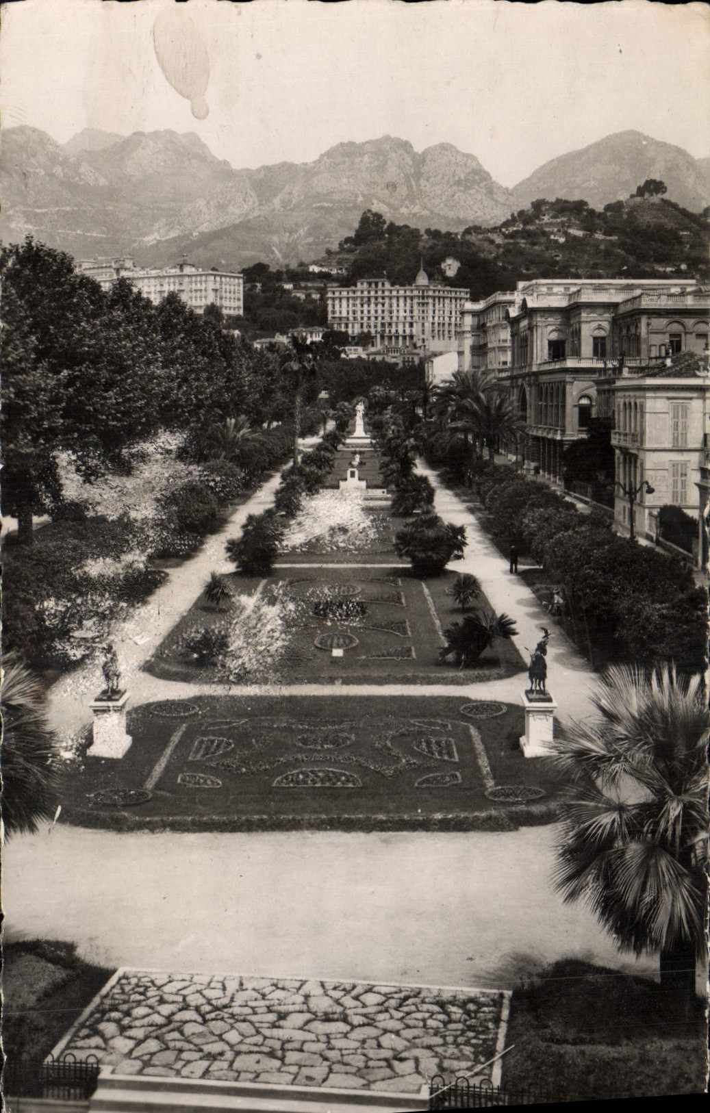 CPA La Cote d'Azur Menton Vue d'Ensemble Des Jardins Publics