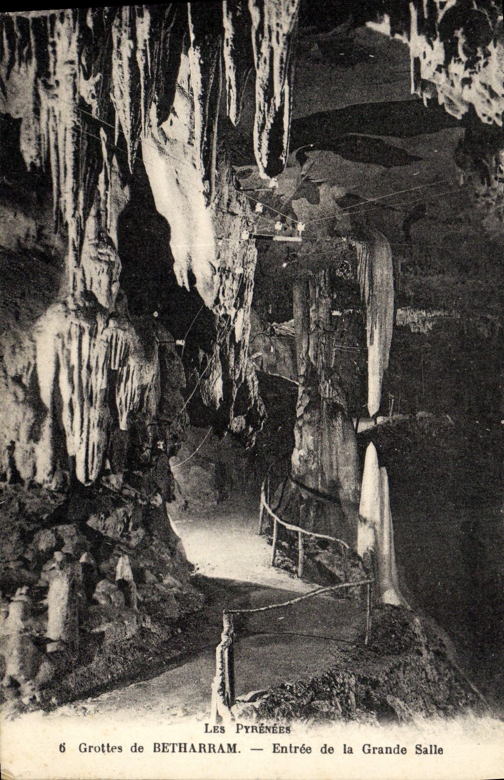 VINTAGE POSTCARD Pyrenes Caves De Betharram Entered Of the Big room