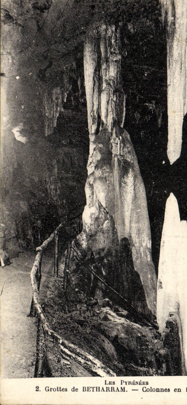 VINTAGE POSTCARD Pyrenes Caves De Betharram Columns in formation