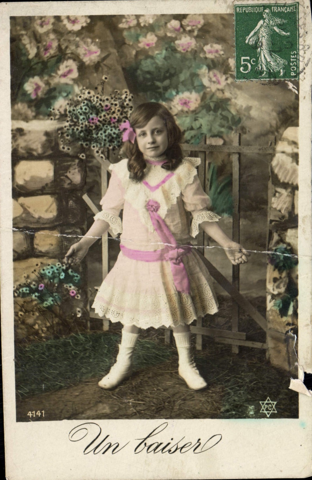 CPA Un baiser Enfant