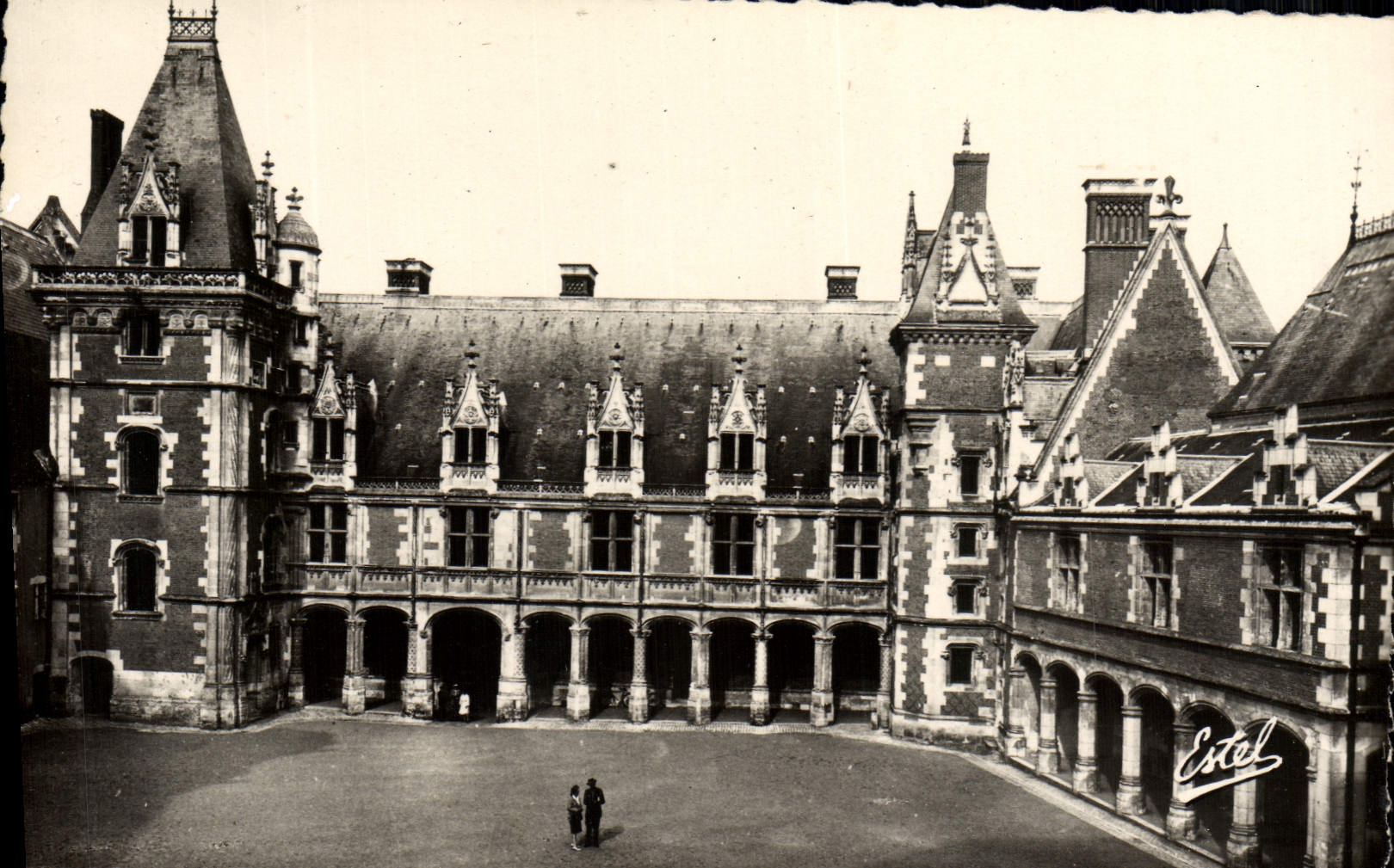 CPM Chateau De Blois L'Alle Louis XII Et La Galerie Charles d'Orleans