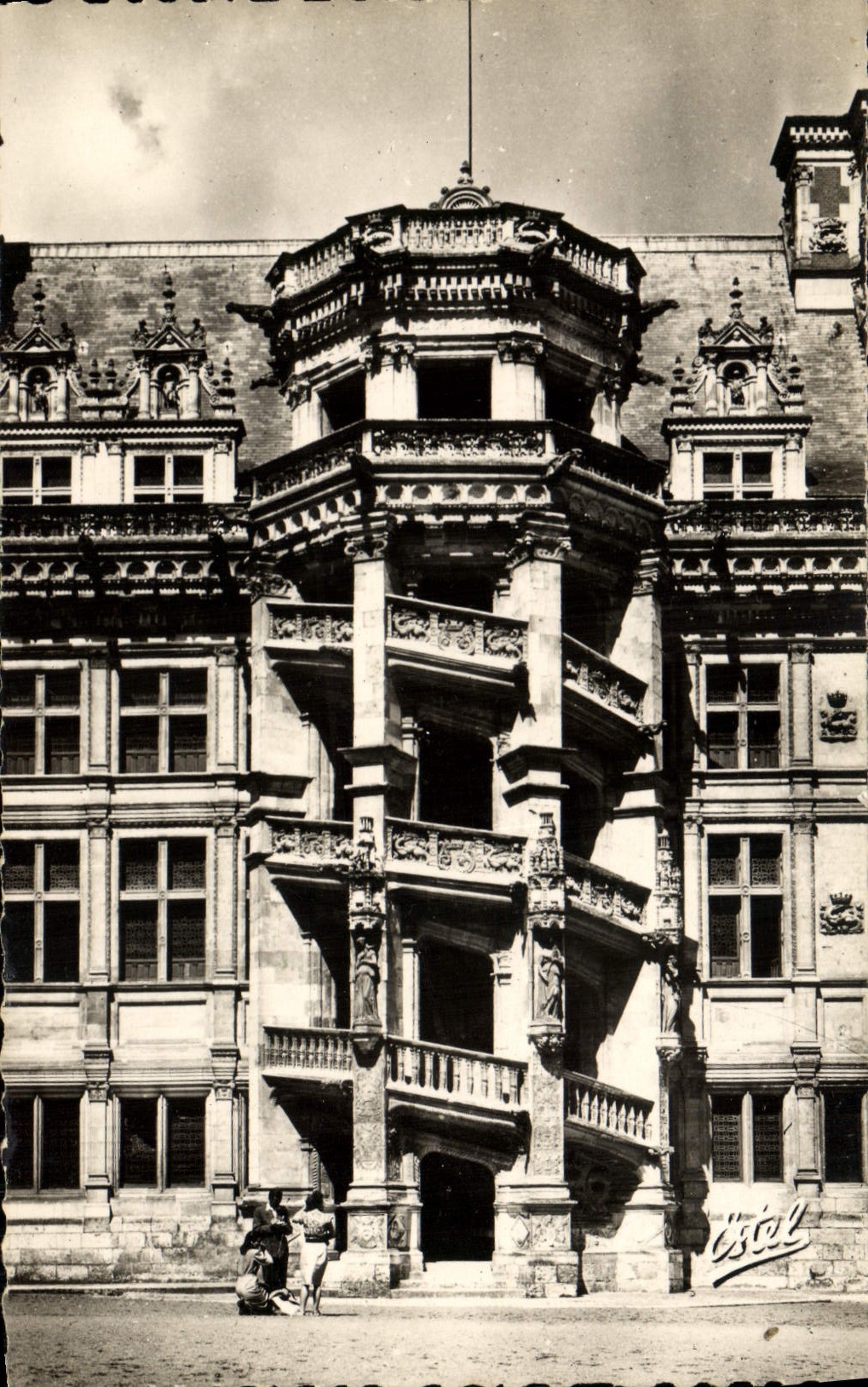 CPM Chateau De Blois L'Escalier d'Honneur De l'Aile Francois 1er