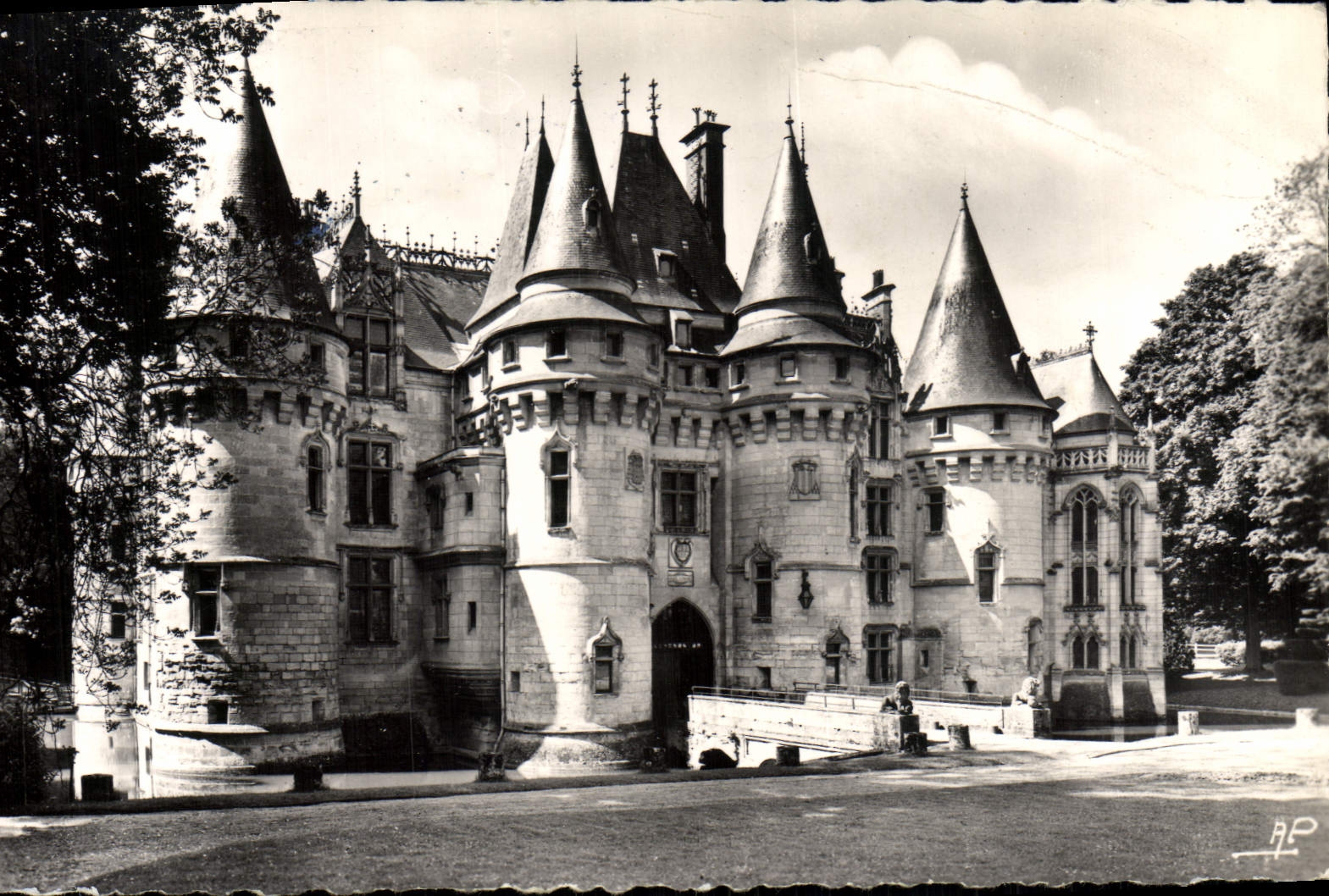 MODERN CARD Vigny the Castle Entered Northern Frontage