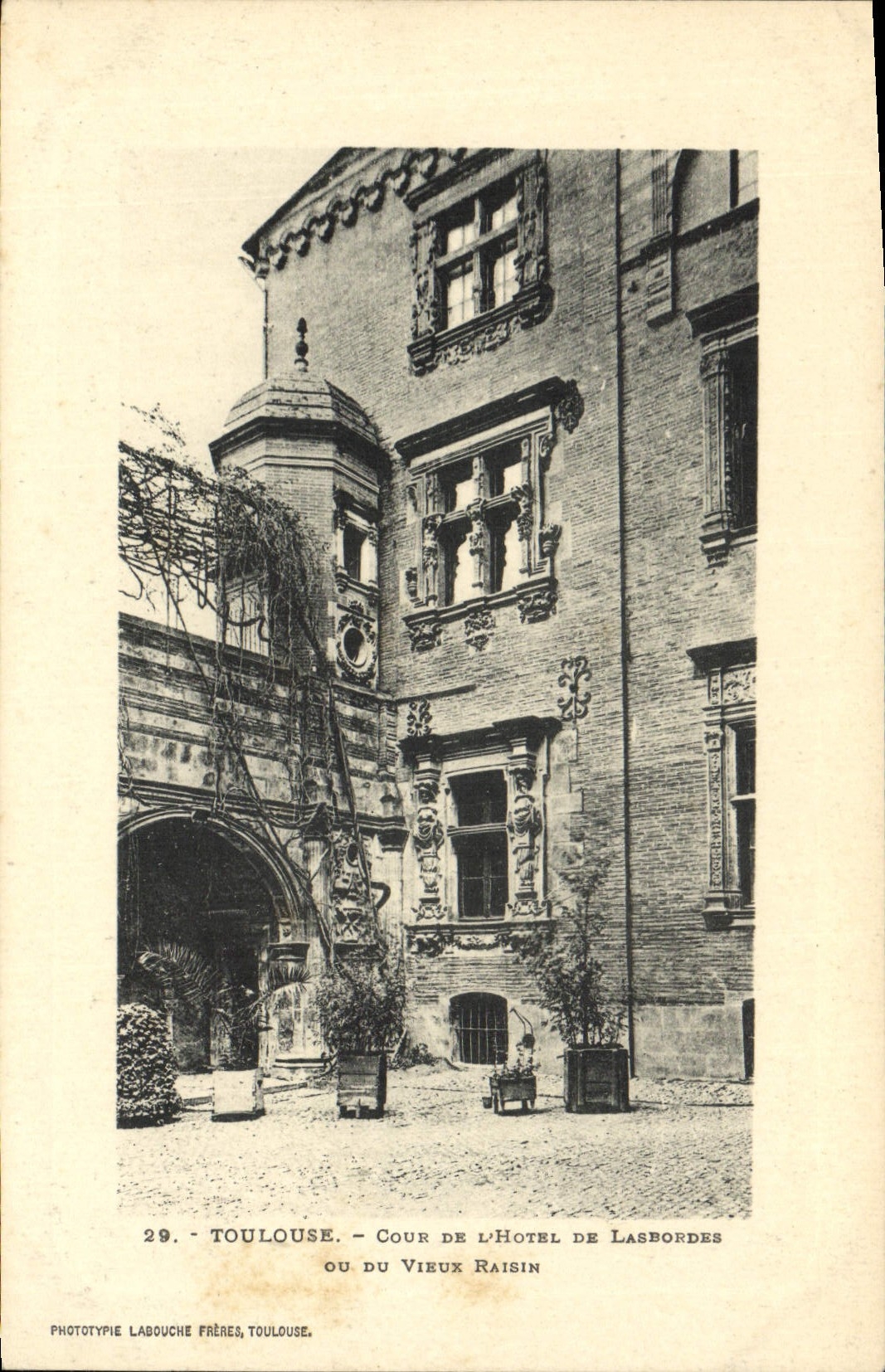 CPA Toulouse Cour De l'Hotel De Lasbordes Ou du Vieux Raisin