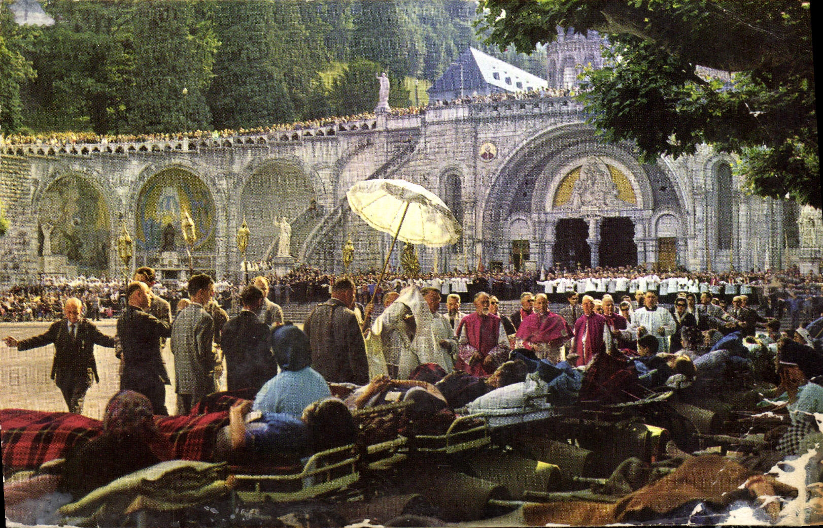 CPA Lourdes Benediction Des Malades Sur l'Esplanade