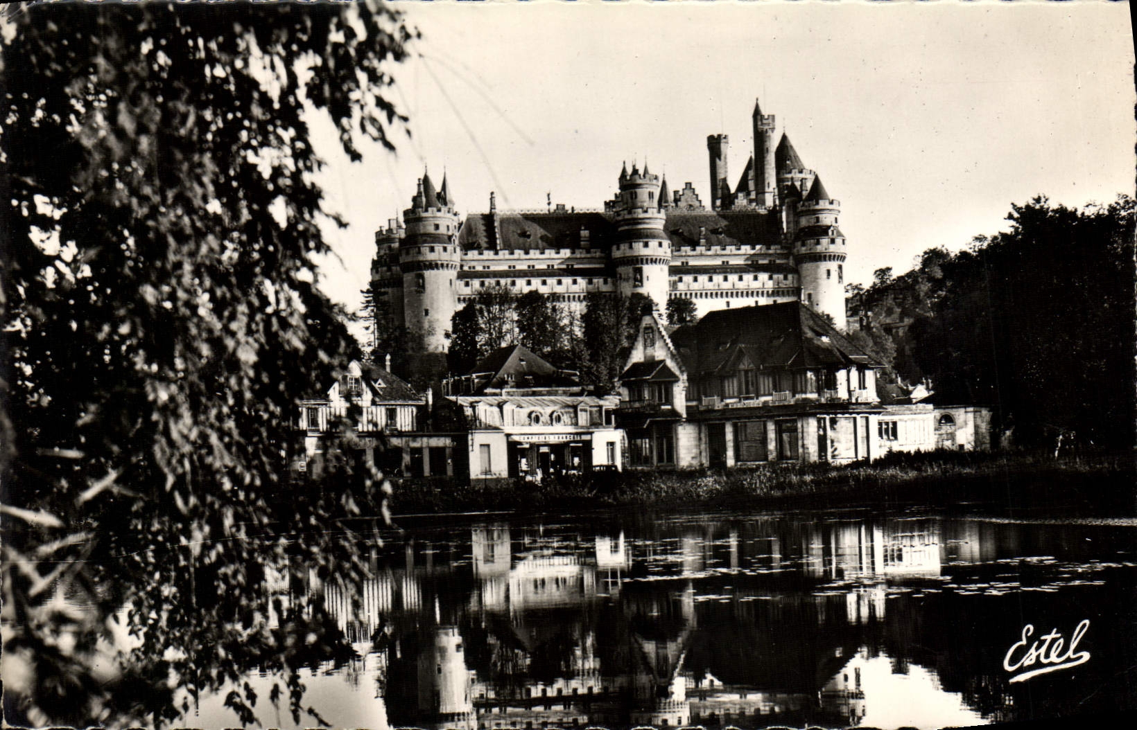 POSTAL MODERNA Castle De Pierrefonds el castillo y la charca