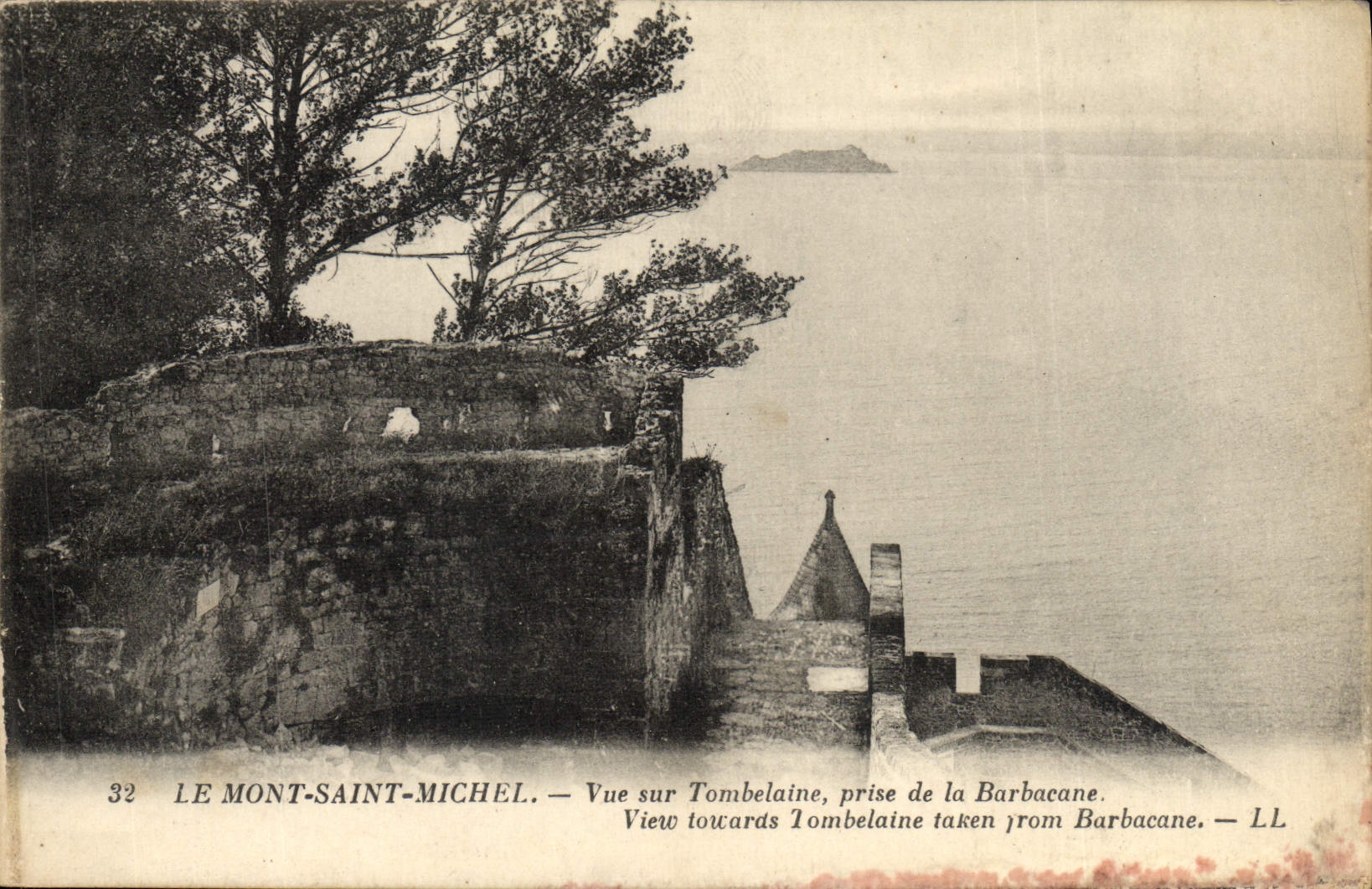 CPA Le Mont Saint Michel Vue sur Tombelaine prise de la barbacane