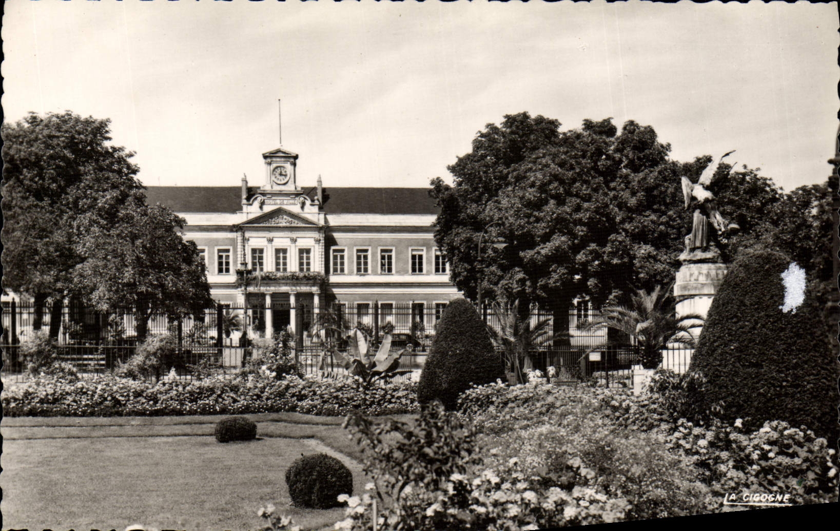 CPM Angers Le Jardin du Mail et I'Hotel de Ville