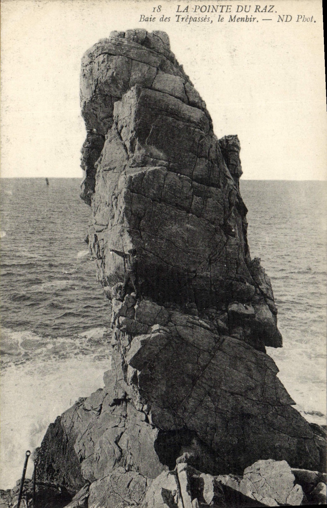 CPA La Painte du Raz Baie des Trepasses Le menhir