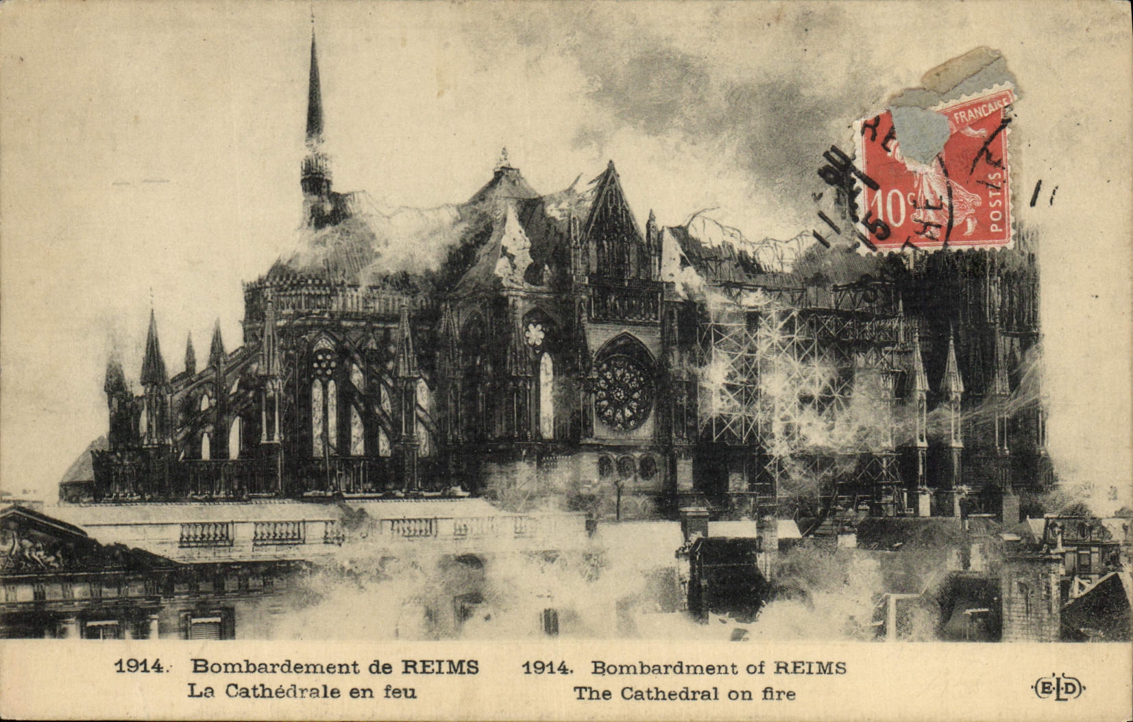 CPA Bombardement de Reims La Cathedrale en feu Militaria