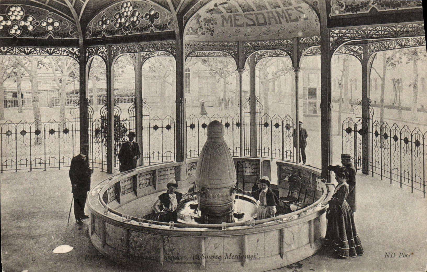 CPA Vichy Source Mesdames