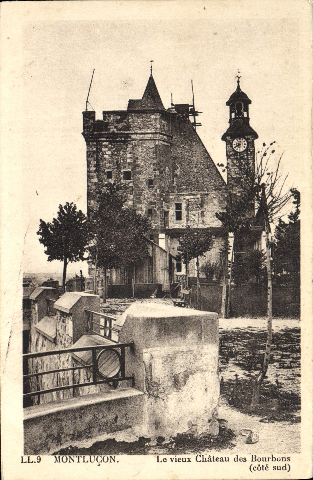 CPA Montlucon Le vieux Chateau des Bourbons