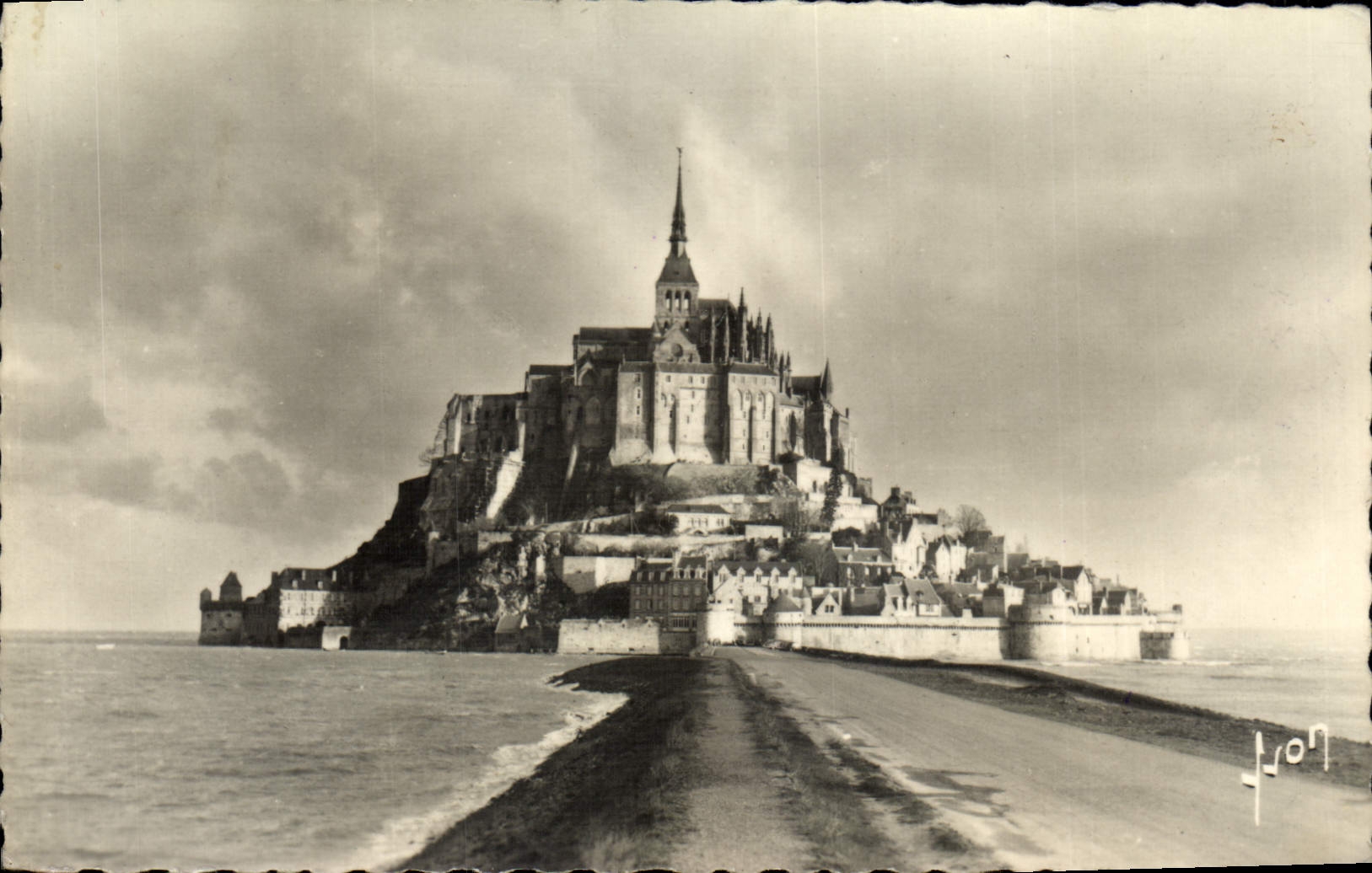 CPM Le Mont Saint Michel L'arrivee par maree d'equinoxe